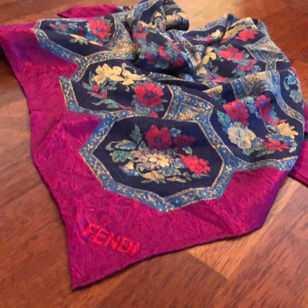 “Fendi” Carré de Soie